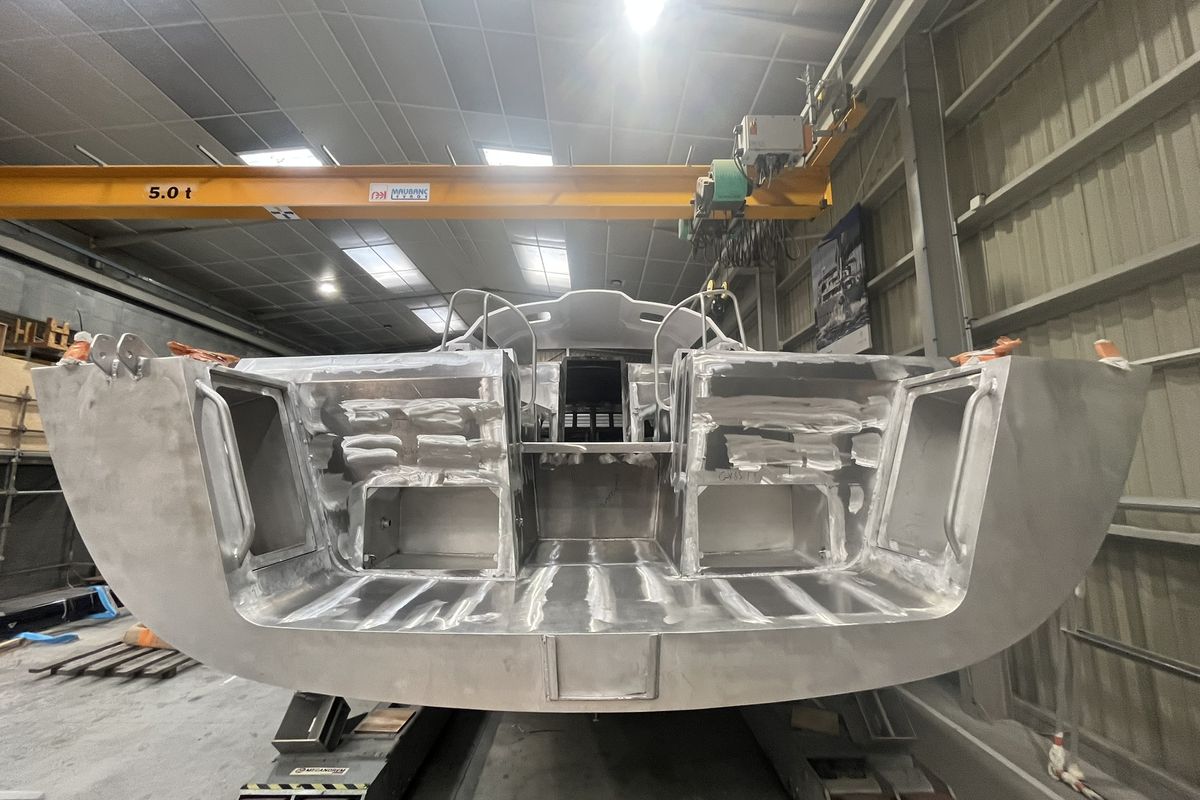 Heckansicht des Rumpfs in der Werft