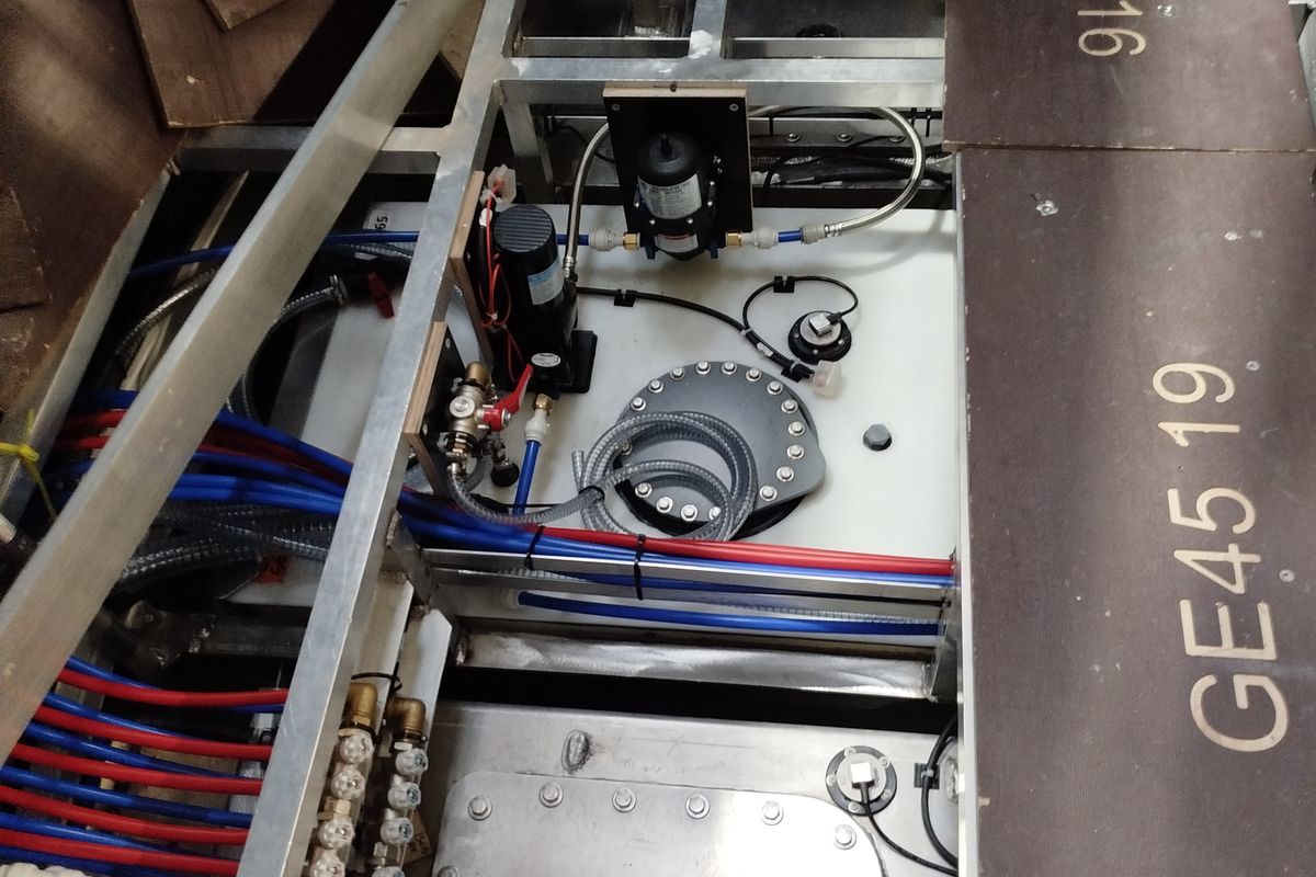 Montage der Bordsysteme im Maschinenraum