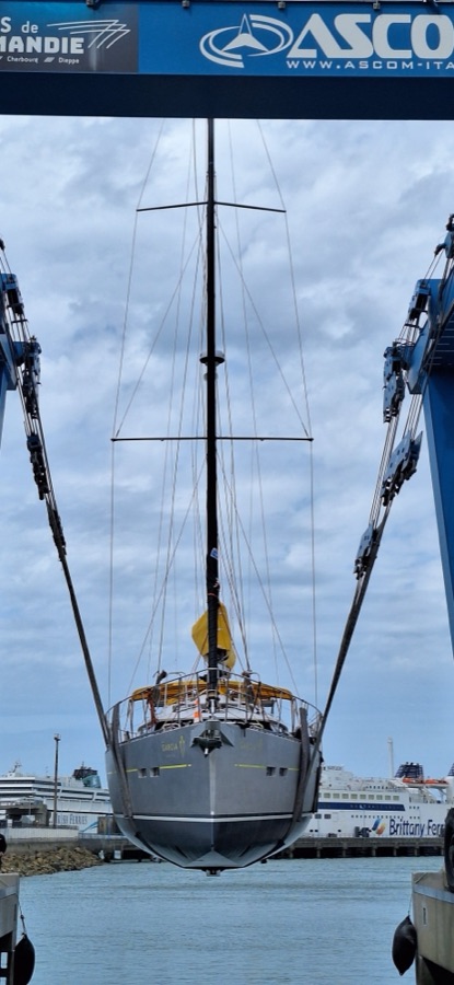 KOBUK im Travellift beim Stapellauf in Cherbourg